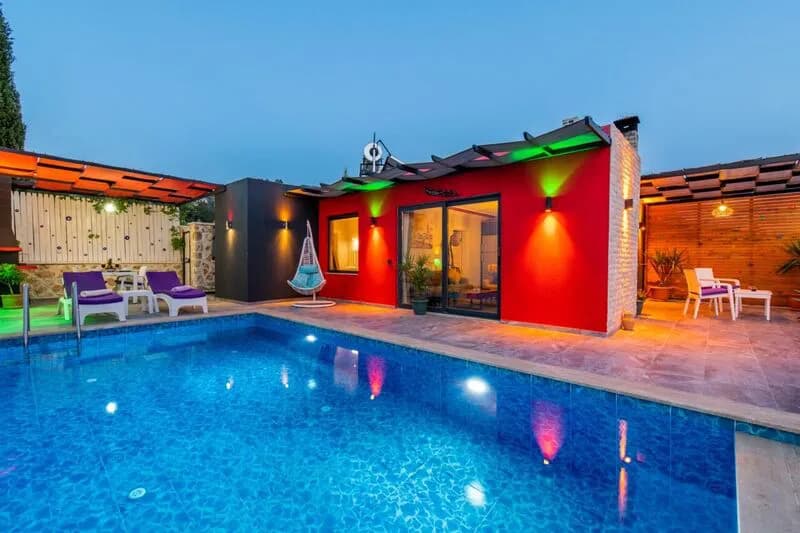TY 109 Villa Red Night görsel 1