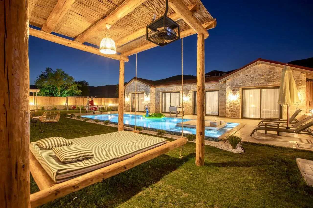 Kaş Sarıbelen'de Otantik Tasarımlı, Özel Havuzlu, Olanaklı Villa görsel 2