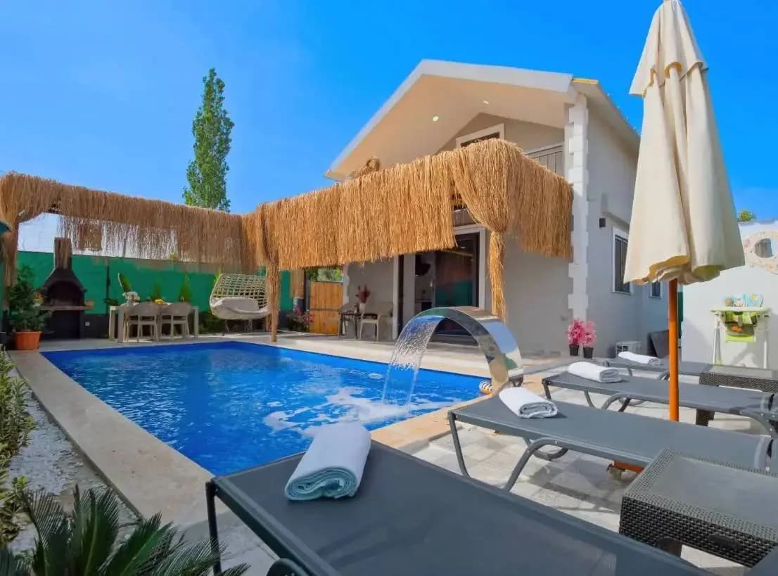 Fethiye Çamköy'de Nezih Konumda, Özel Havuzlu, Konforlu Villa görsel 1
