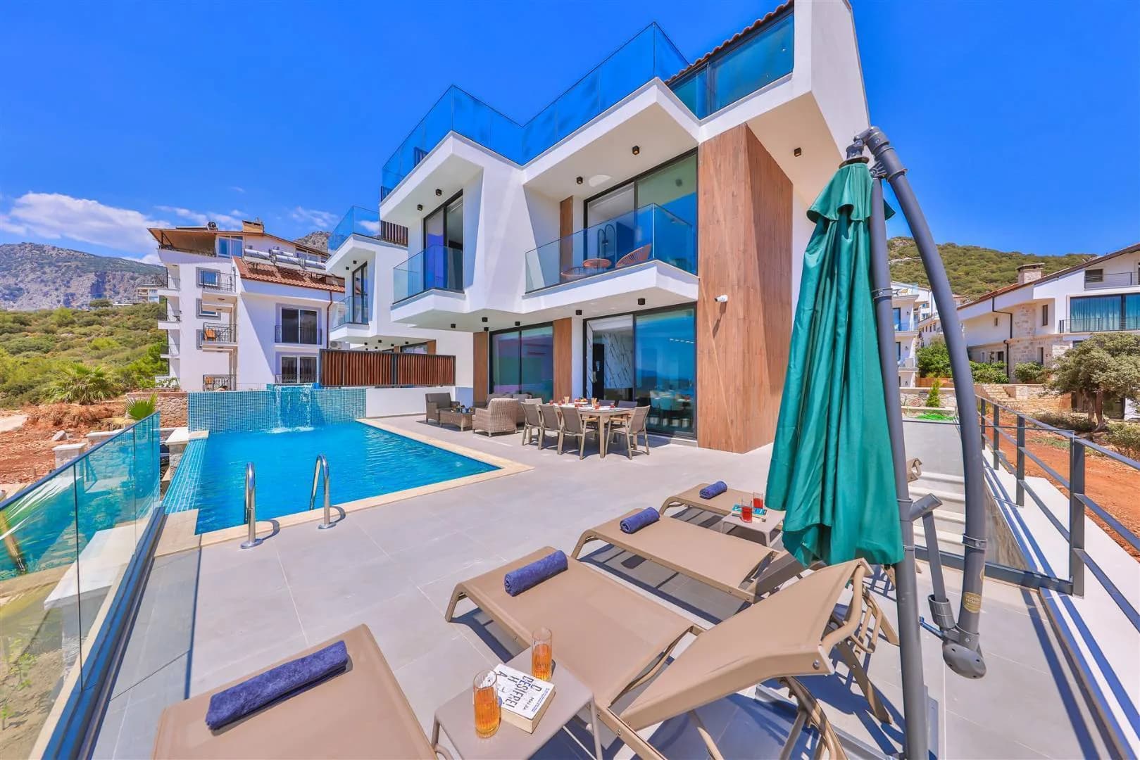 Kaş Andifli'de Modern Tasarımlı, Açık ve Kapalı Havuzlu, Lüks Villa görsel 2
