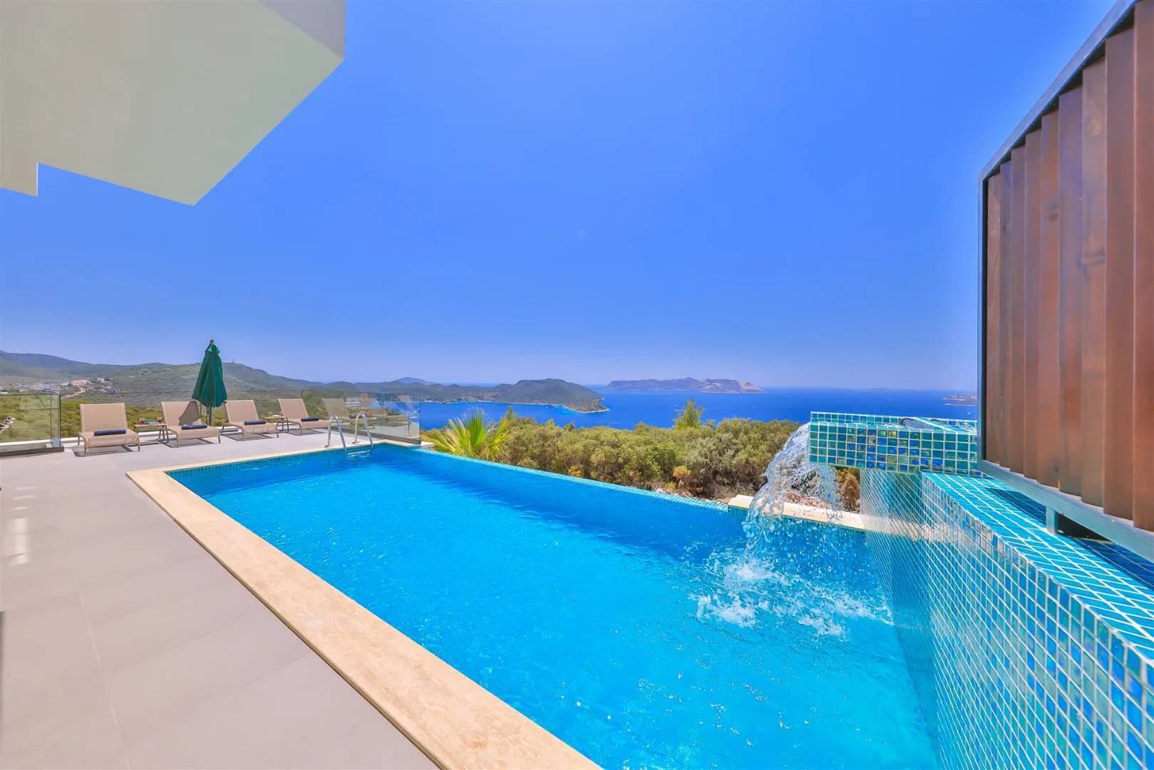 Kaş Andifli'de Modern Tasarımlı, Açık ve Kapalı Havuzlu, Lüks Villa görsel 1