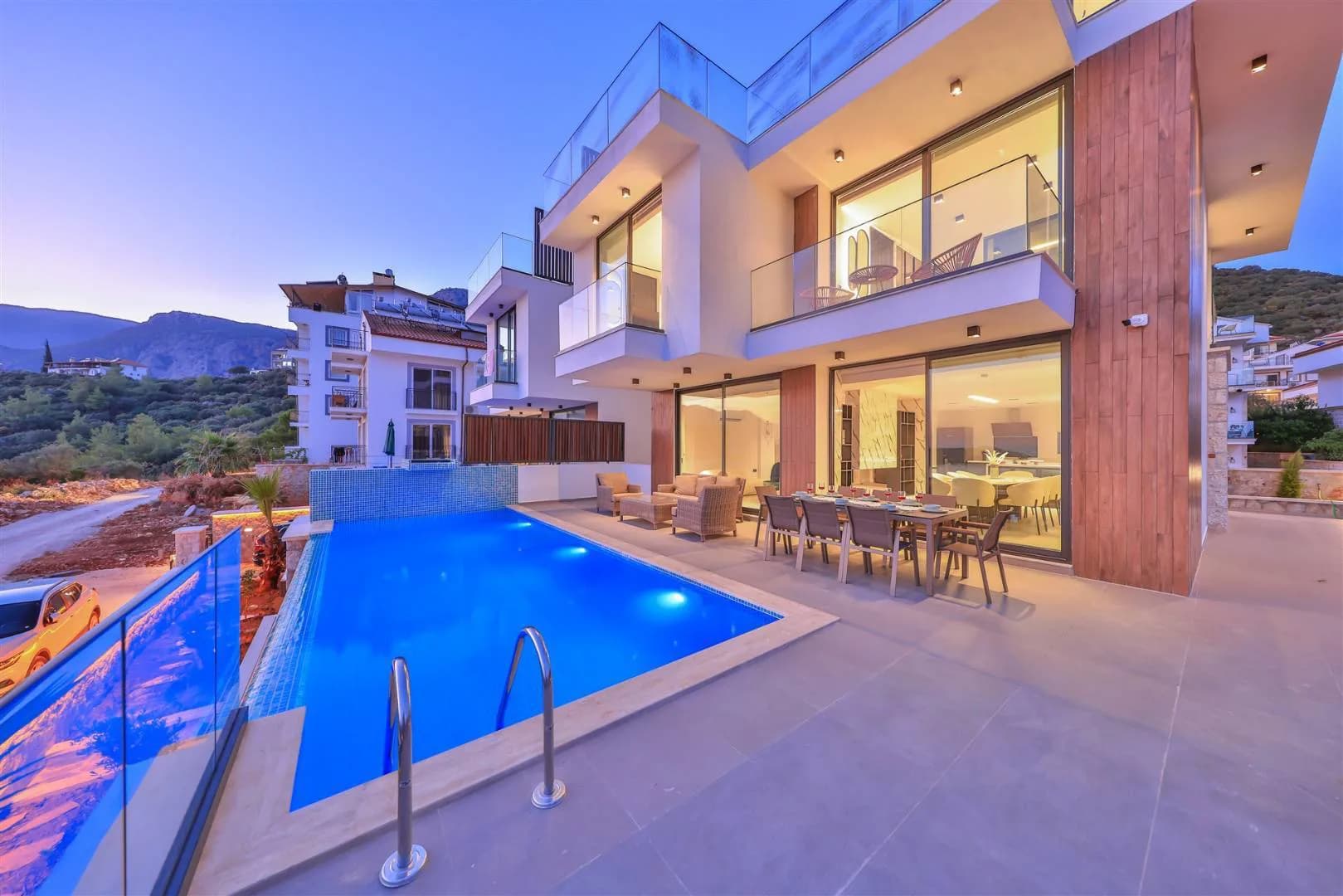 Kaş Andifli'de Modern Tasarımlı, Açık ve Kapalı Havuzlu, Lüks Villa görsel 3