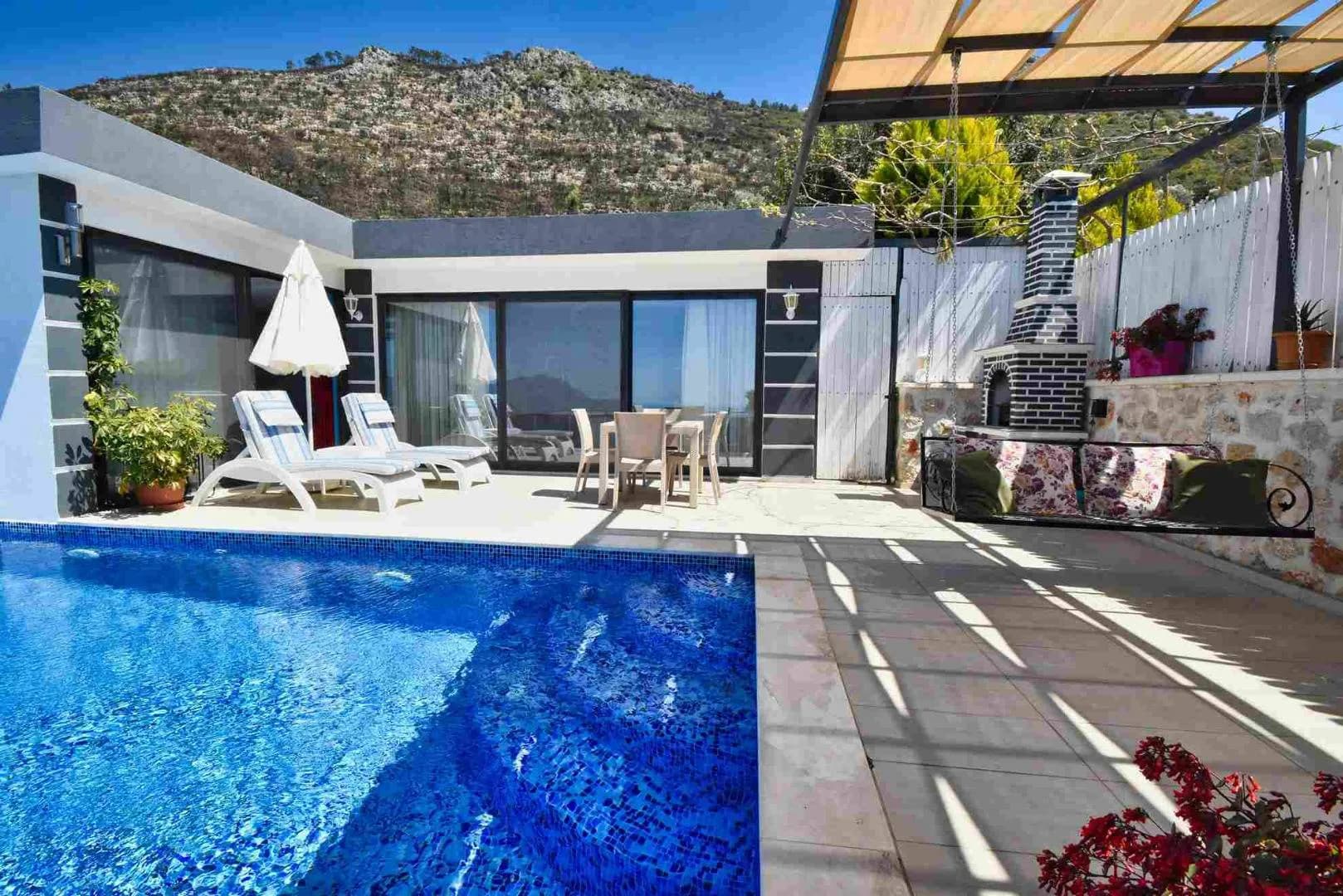 Kaş Üzümlü'de Eşsiz Manzaralı, Özel Havuzlu, Modern Villa görsel 1