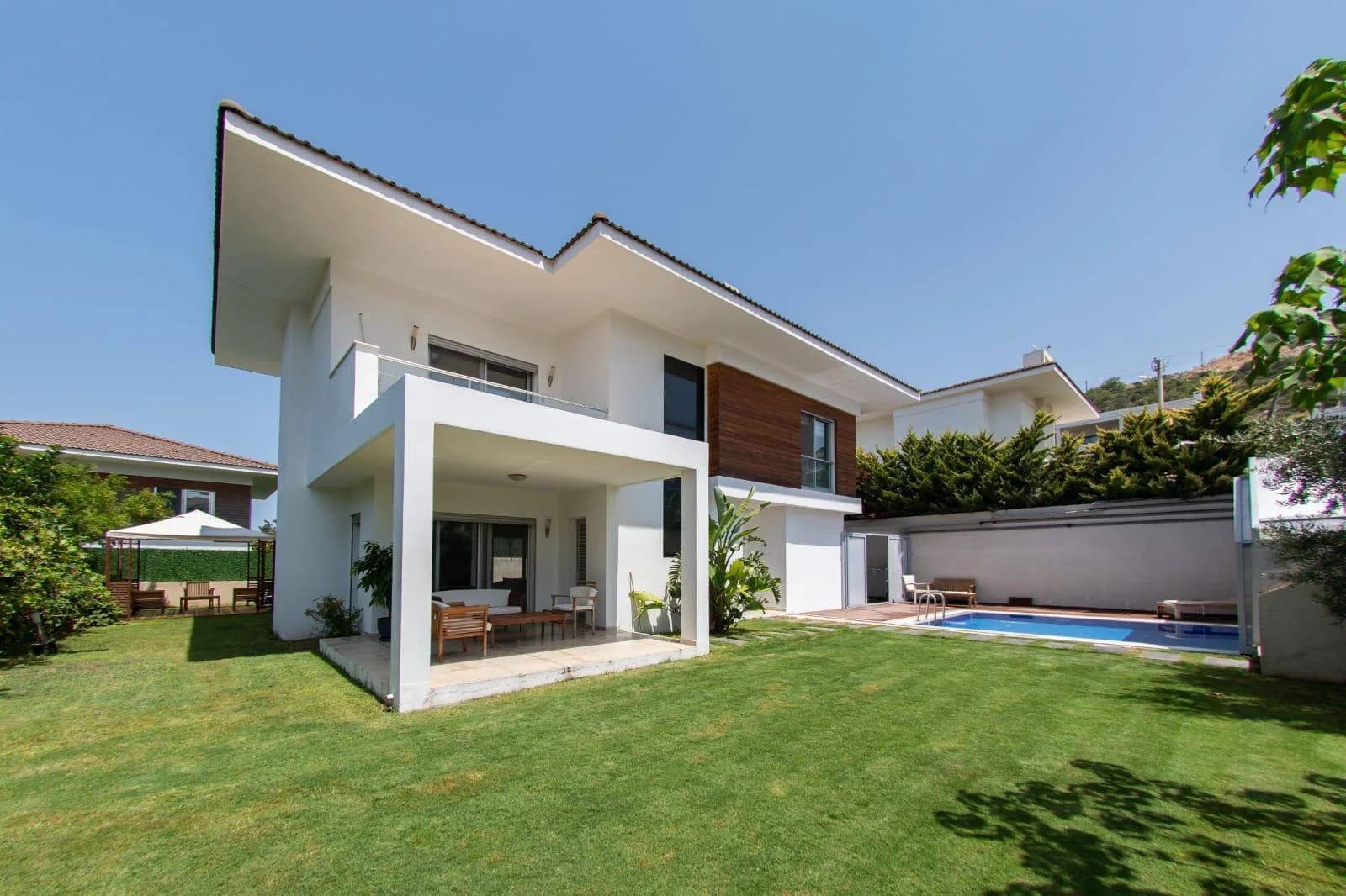 İzmir Çeşme'de Merkezi Konumda, Isıtmalı Havuzlu, Lüks Villa görsel 1