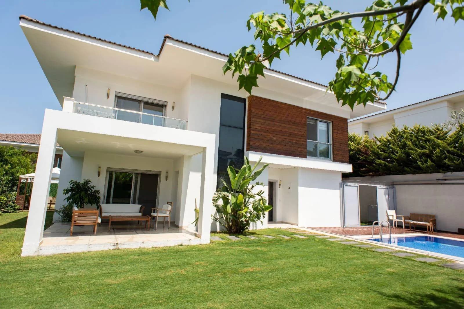 İzmir Çeşme'de Merkezi Konumda, Isıtmalı Havuzlu, Lüks Villa görsel 3