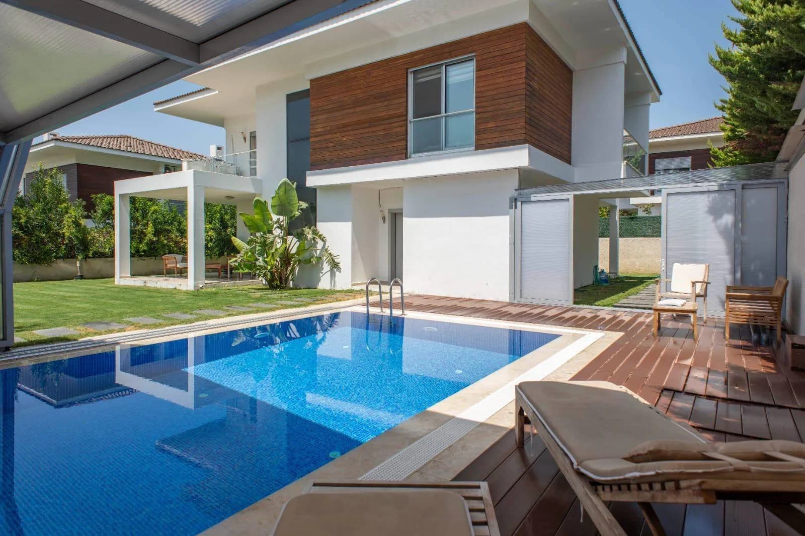 İzmir Çeşme'de Merkezi Konumda, Isıtmalı Havuzlu, Lüks Villa görsel 2