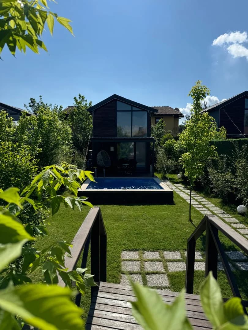 Sapanca'da Modern Tasarımlı, Isıtmalı Havuzlu, Konforlu Bungalov görsel 1