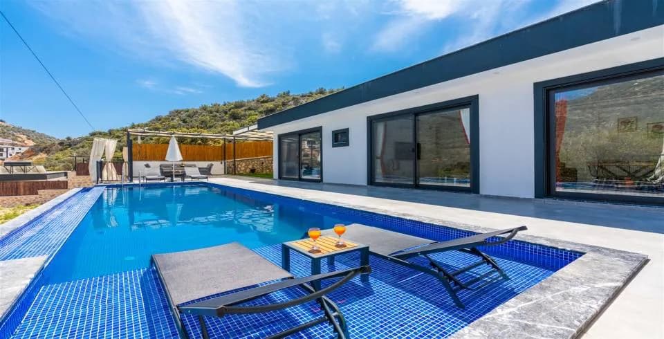 Kaş Bezirgan'da Sakin Konumda, Özel Havuzlu, Modern Villa görsel 2