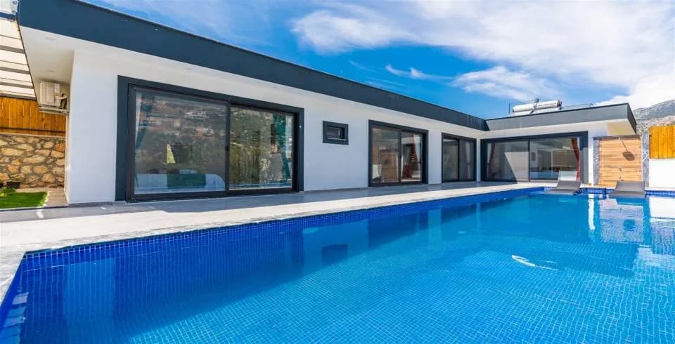 Kaş Bezirgan'da Sakin Konumda, Özel Havuzlu, Modern Villa görsel 1