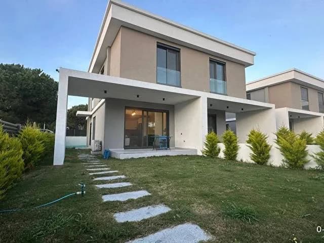İzmir Çeşme'de Çocuk Oyun Alanlı, Geniş Ailelere Uygun, Lüks Villa görsel 1