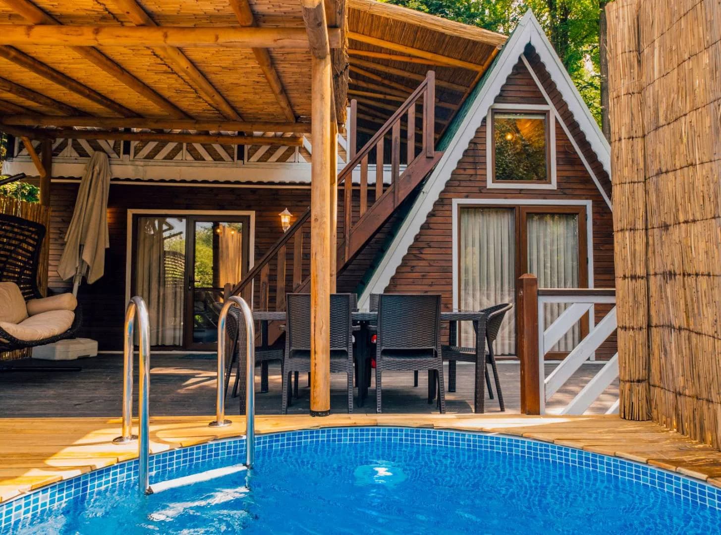Sapanca'da Balayı Çiftlerine Uygun, Isıtmalı Havuzlu, Lüks Bungalov görsel 1