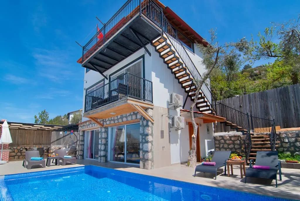 Kaş Üzümlü'de Sessiz Konumda, Özel Havuzlu, 4 Kişilik, Konforlu Villa görsel 1