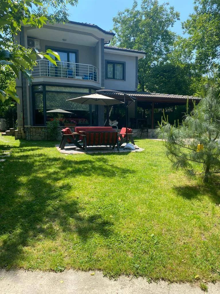 Sapanca'da Kalabalık Ailelere Uygun, Isıtmalı Havuzlu, Modern Villa görsel 1