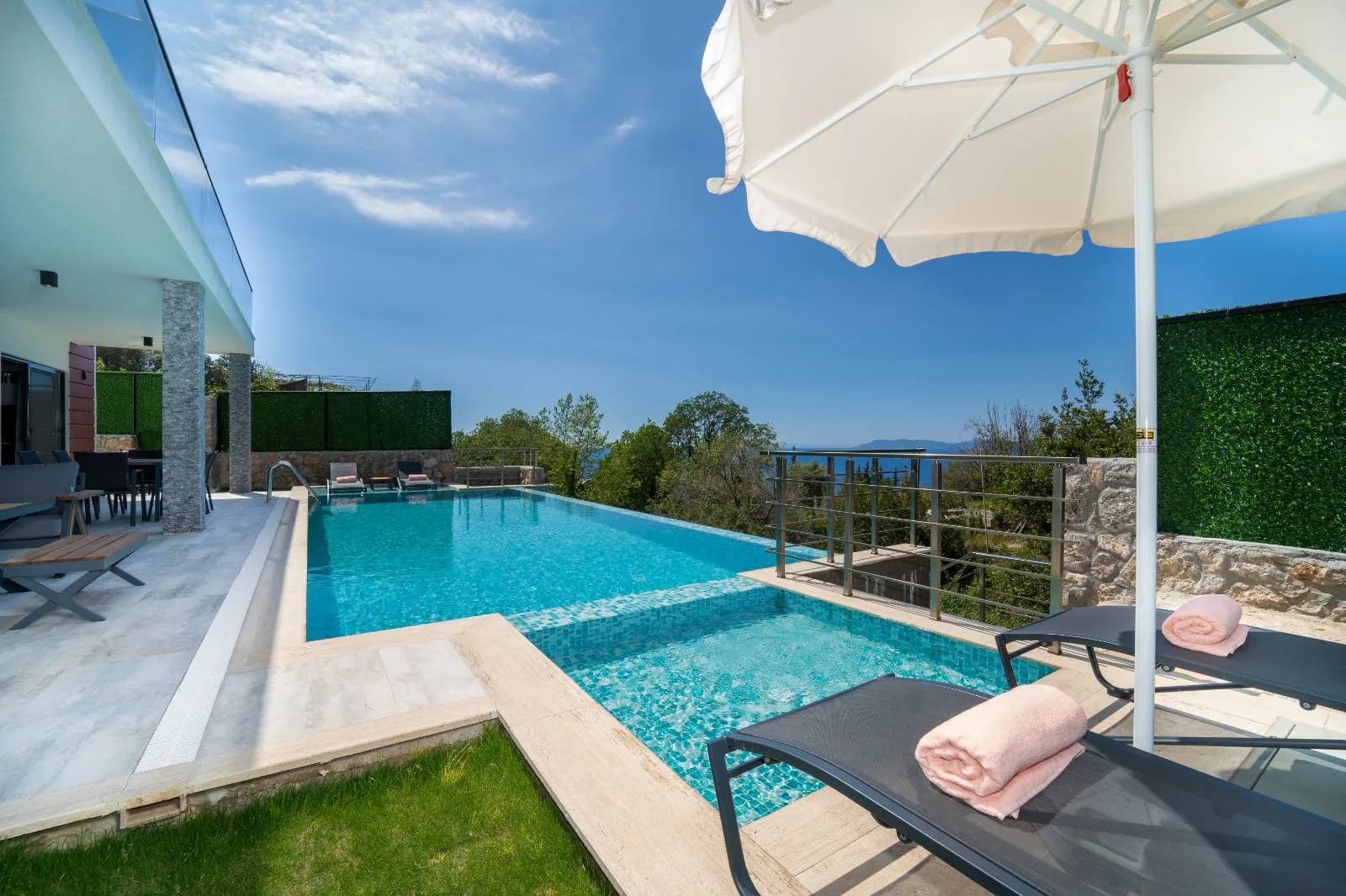 Fethiye Faralya'da Deniz Manzaralı, Isıtmalı Havuzlu, Lüks Villa görsel 1
