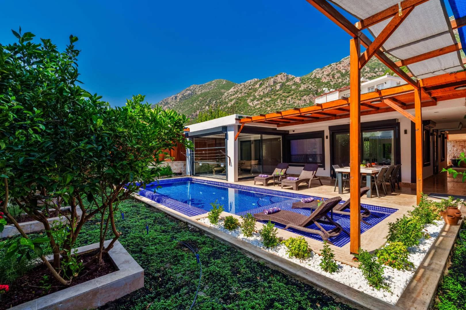 Kaş Bezirgan'da Modern Tasarıma Sahip, Özel Havuzlu, Konforlu Villa görsel 1