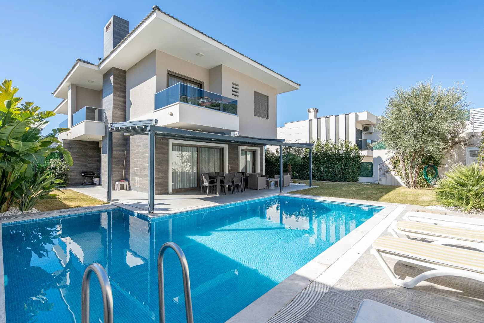 İzmir Çeşme'de Merkezi Konumda, Özel Havuzlu, Bahçeli Villa görsel 1