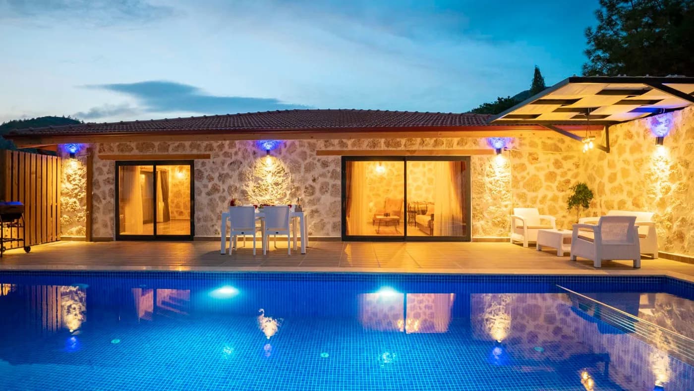 Kaş İslamlar'da Taş Mimarili, Özel Havuzlu, Modern Tasarımlı Villa görsel 1