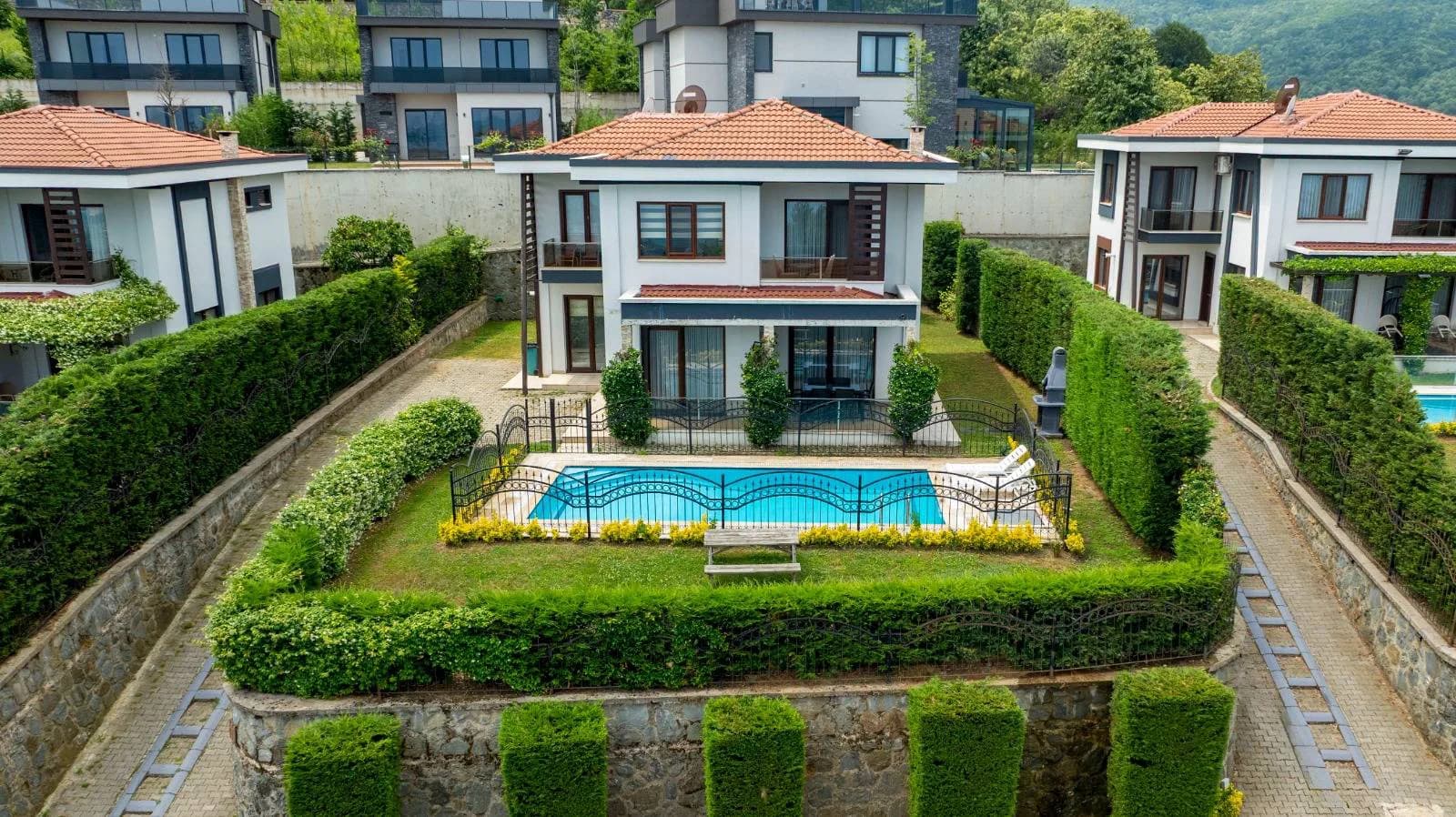 Sapanca Güldibi'nde Yeşillikler İçerisinde, Özel Havuzlu, Modern Villa görsel 1