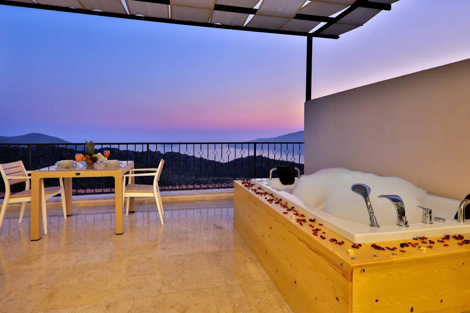 Kaş Bezirgan'da Sakin Konumda, 2 Kişilik, Kiralık Suit görsel 2