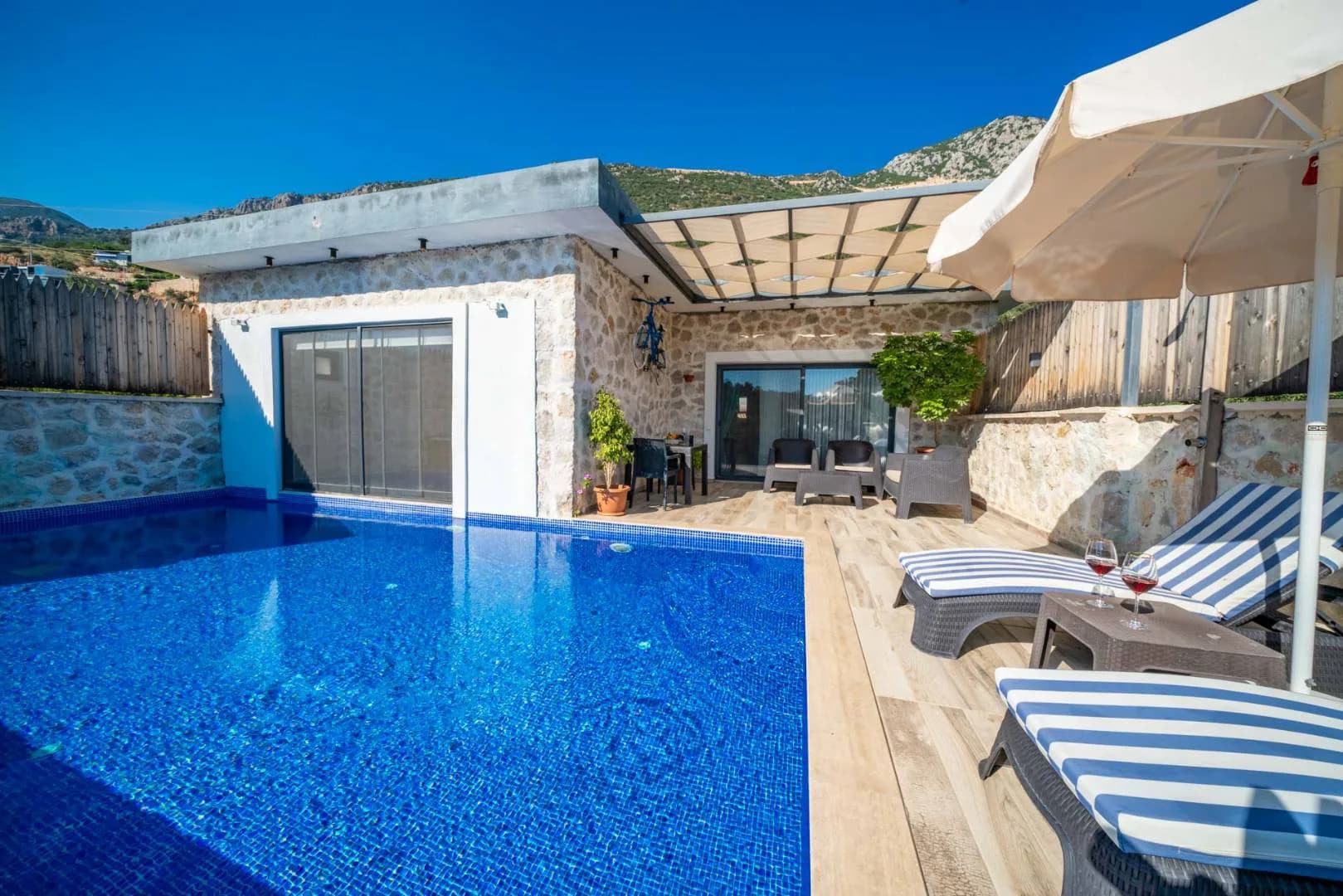 Kaş Bezirgan'da Muhteşem Doğada, Isıtmalı Havuzlu, Modern Villa görsel 1