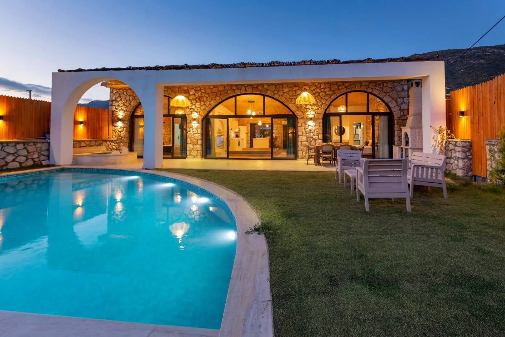 Kaş Sarıbelen'de Yemyeşil Bahçeli, Özel Havuzlu, Kiralık Villa görsel 2