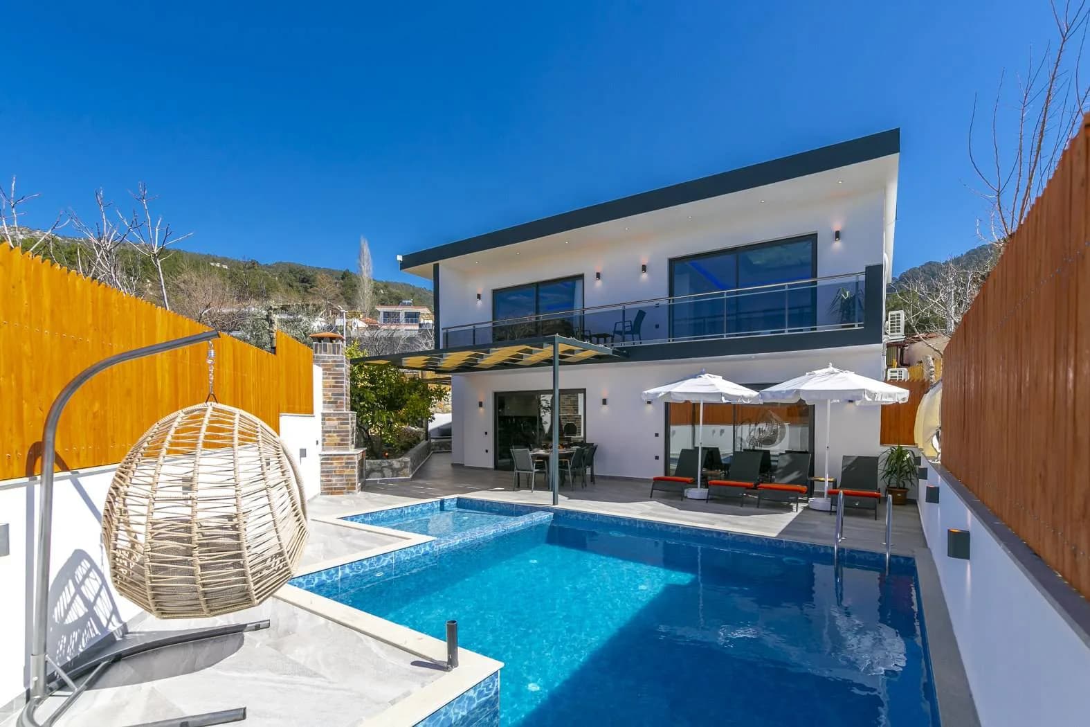 Kaş İslamlar'da Modern Tasarımlı, Özel Havuzlu, Jakuzili Villa görsel 2