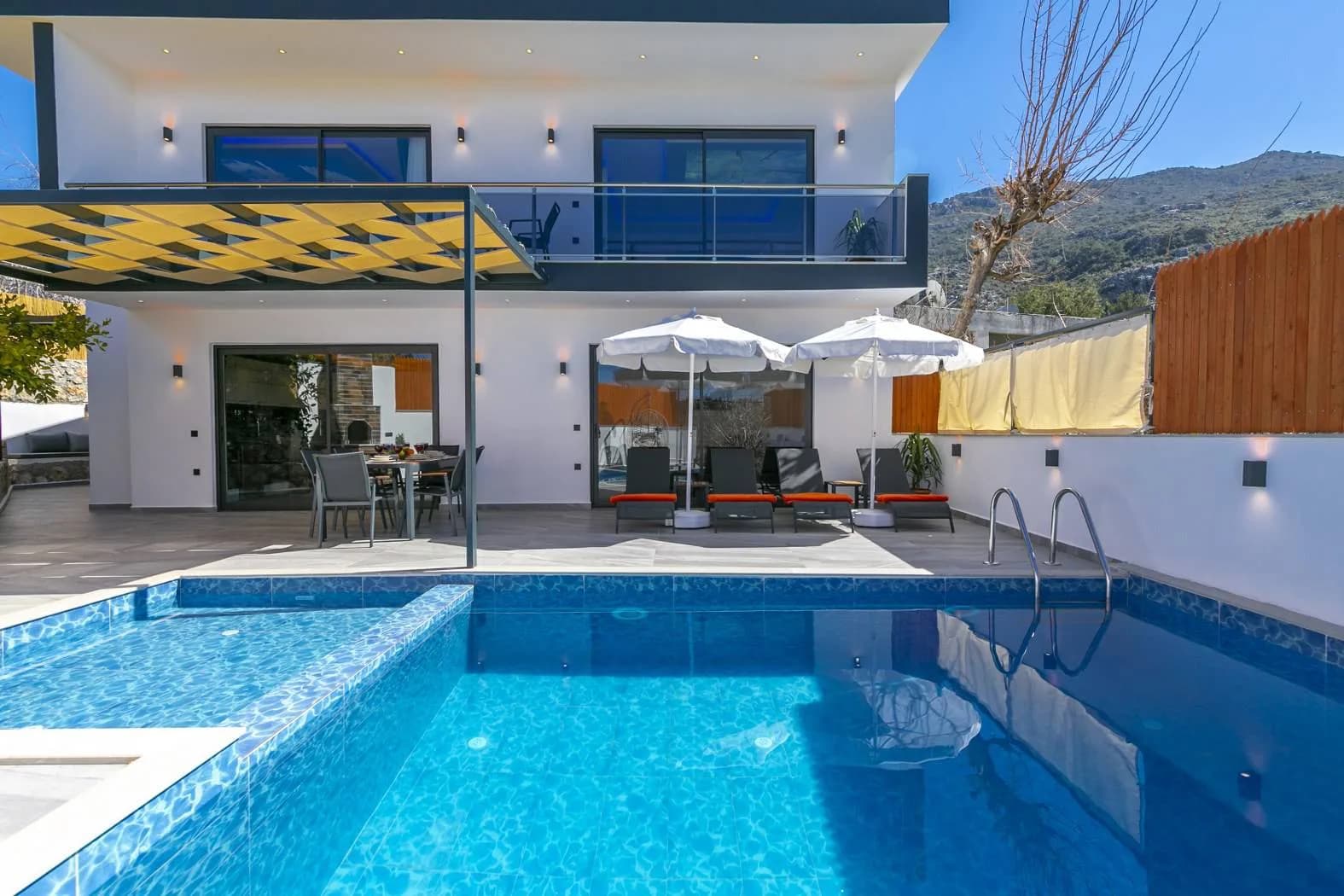 Kaş İslamlar'da Modern Tasarımlı, Özel Havuzlu, Jakuzili Villa görsel 1