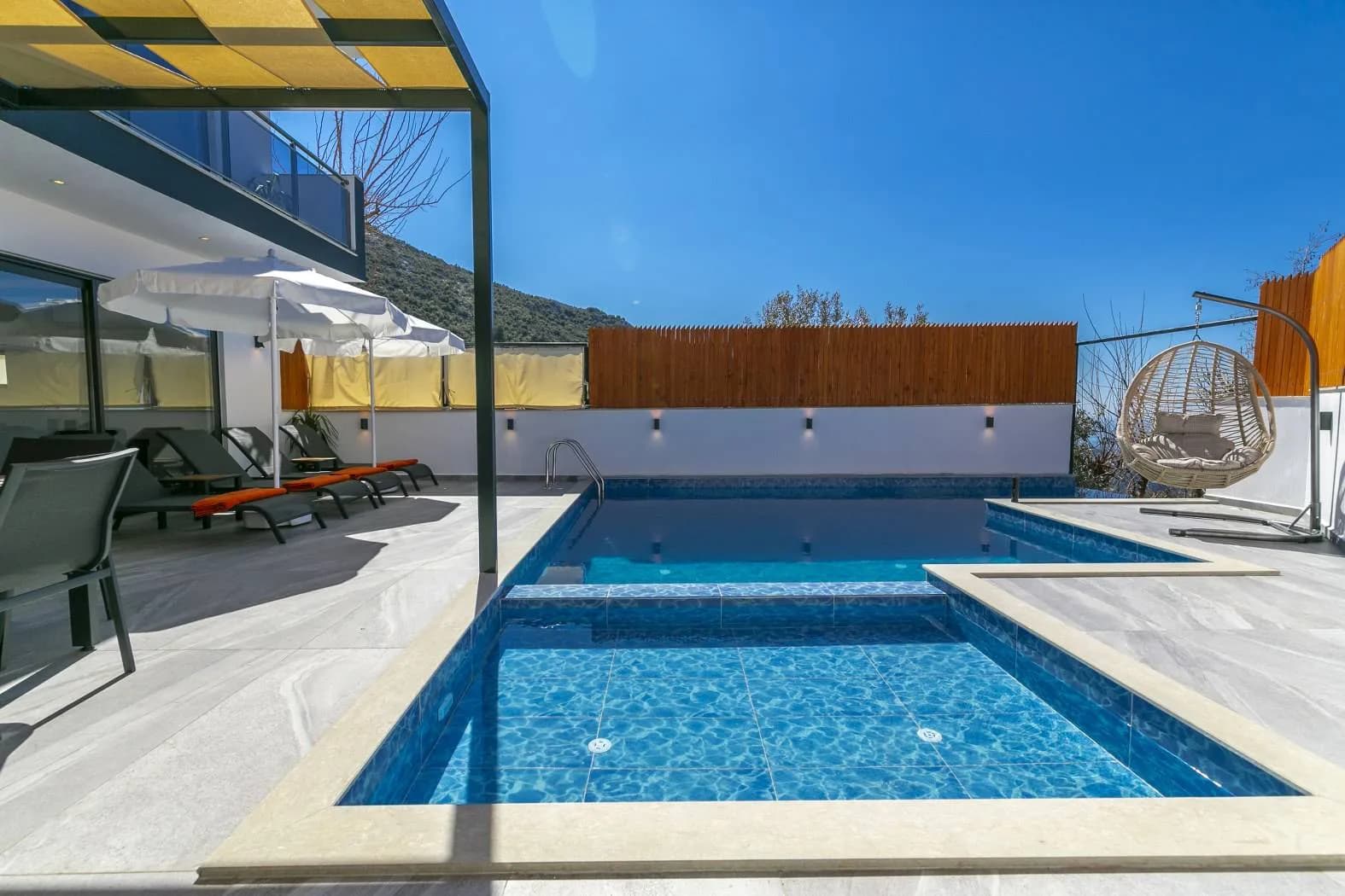 Kaş İslamlar'da Modern Tasarımlı, Özel Havuzlu, Jakuzili Villa görsel 3