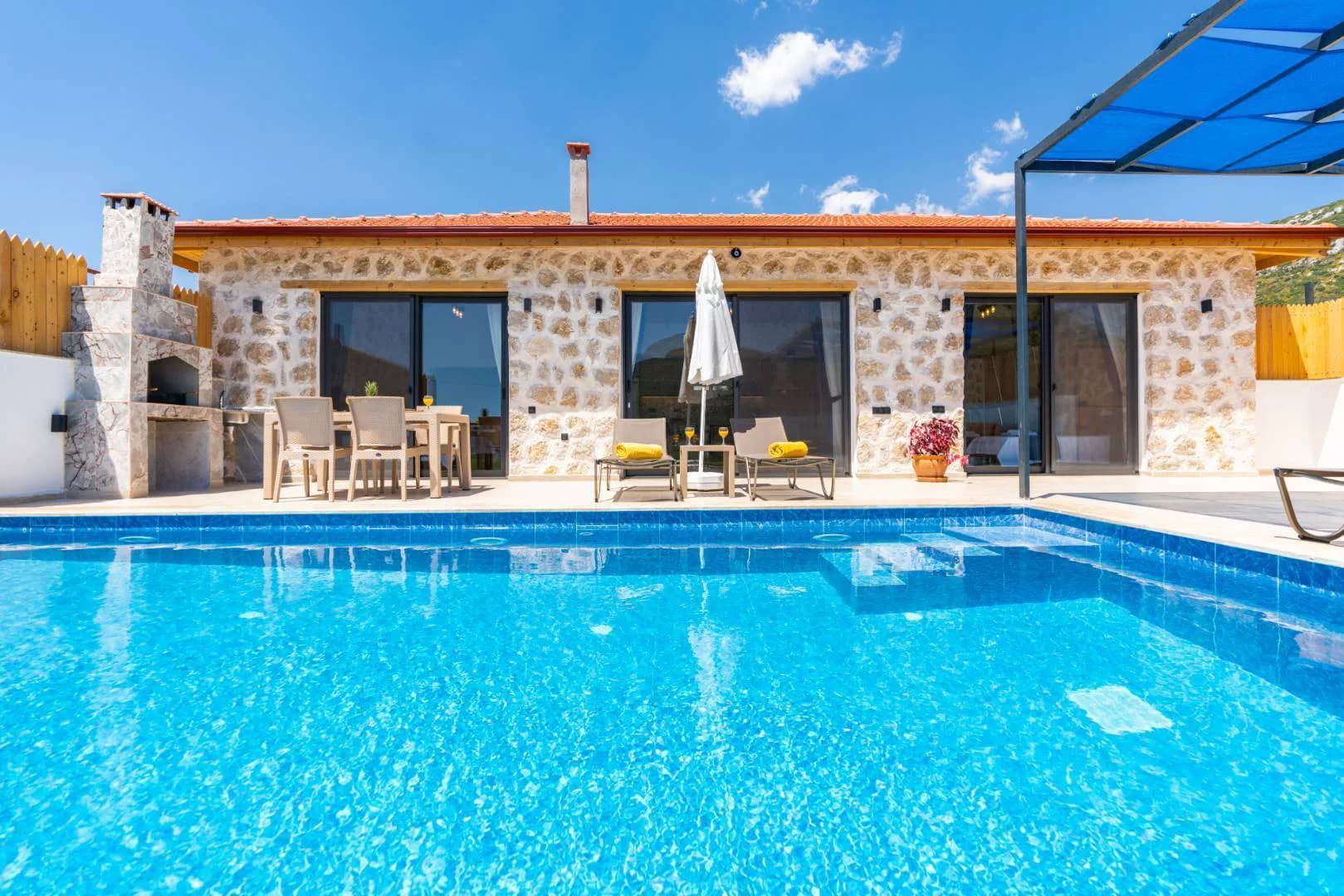 Kaş Bezirgan'da Geniş Bahçeli, Özel Havuzlu, Konforlu Taş Villa görsel 1