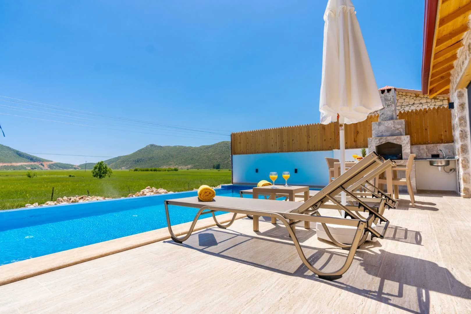 Kaş Bezirgan'da Geniş Bahçeli, Özel Havuzlu, Konforlu Taş Villa görsel 3