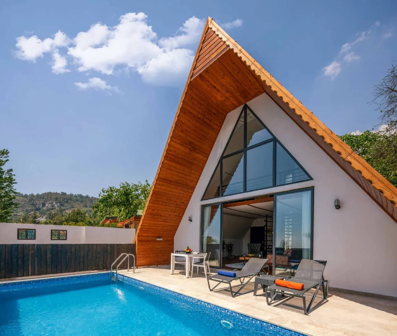 Kaş İslamlar'da Ahşap Tasarıma Sahip, Özel Havuzlu, Kiralık Bungalov görsel 1