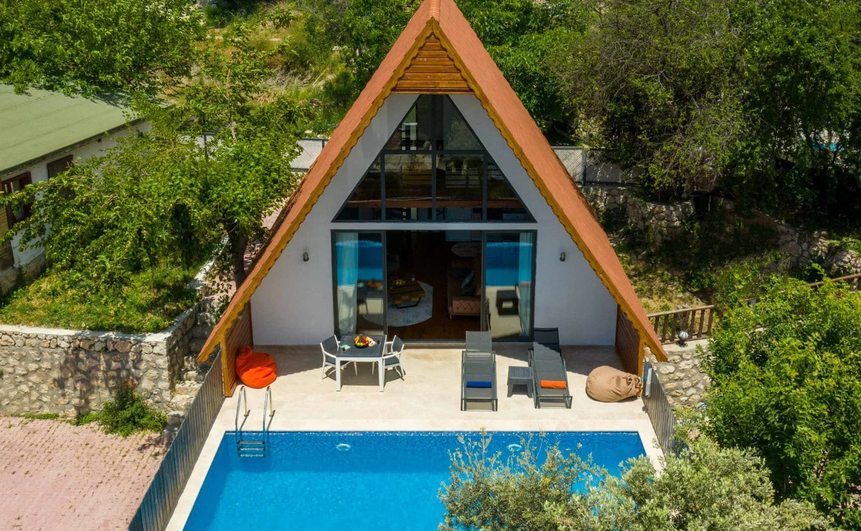 Kaş İslamlar'da Ahşap Tasarıma Sahip, Özel Havuzlu, Kiralık Bungalov görsel 2