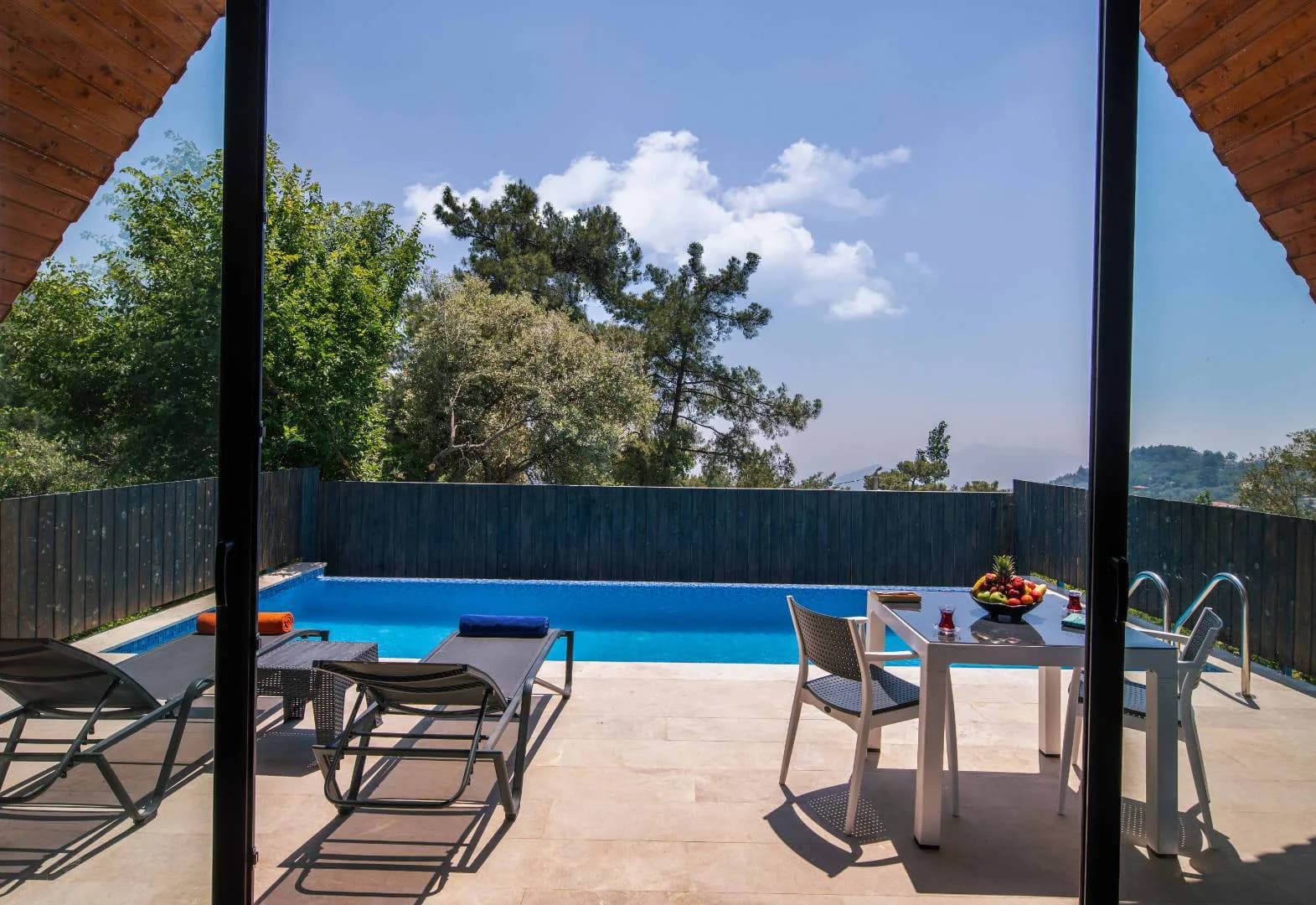 Kaş İslamlar'da Ahşap Tasarıma Sahip, Özel Havuzlu, Kiralık Bungalov görsel 3