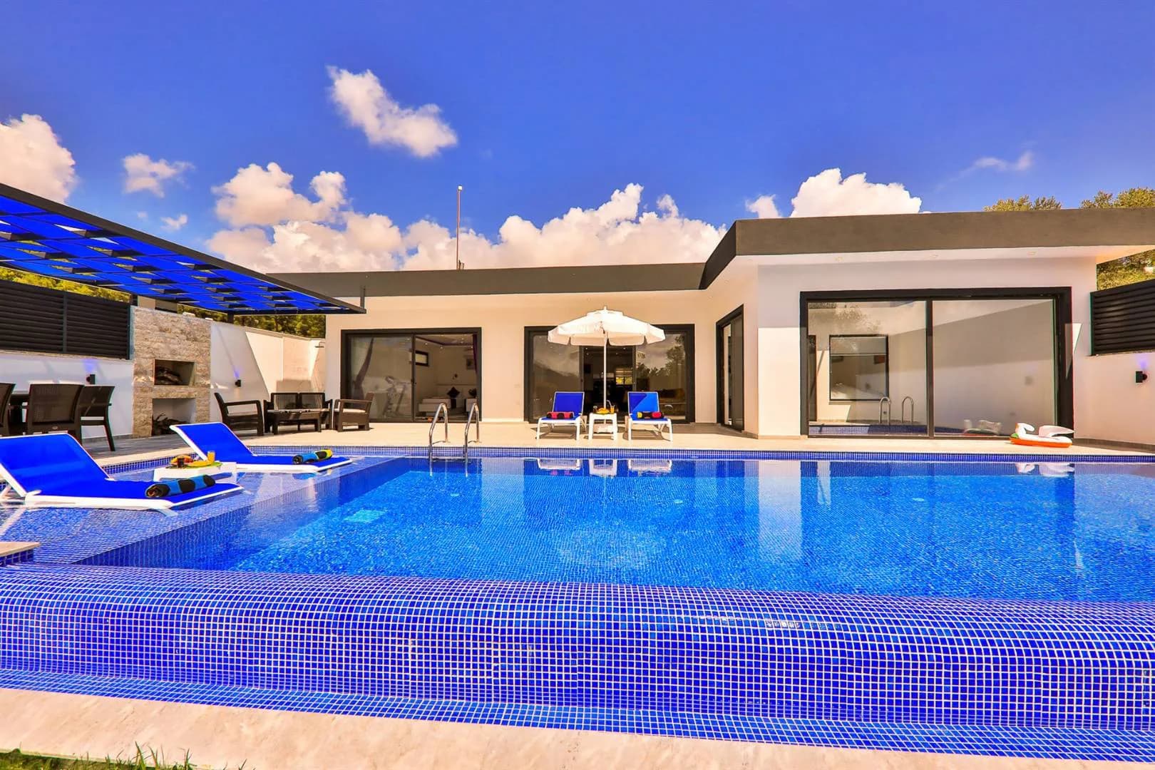 Kaş Yeşilköy'de Çocuk Oyun Alanlı, Özel Havuzlu, Olanaklı Villa görsel 2