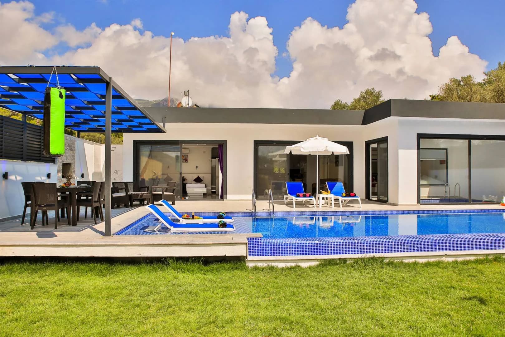 Kaş Yeşilköy'de Çocuk Oyun Alanlı, Özel Havuzlu, Olanaklı Villa görsel 3