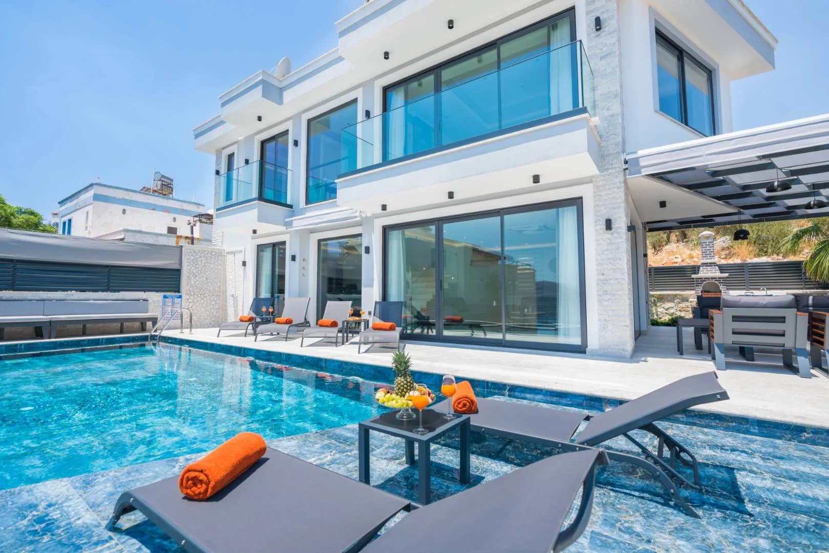 Kaş Kalkan'da Merkeze Yakın, Açık ve Kapalı Havuzlu, Olanaklı Villa görsel 1