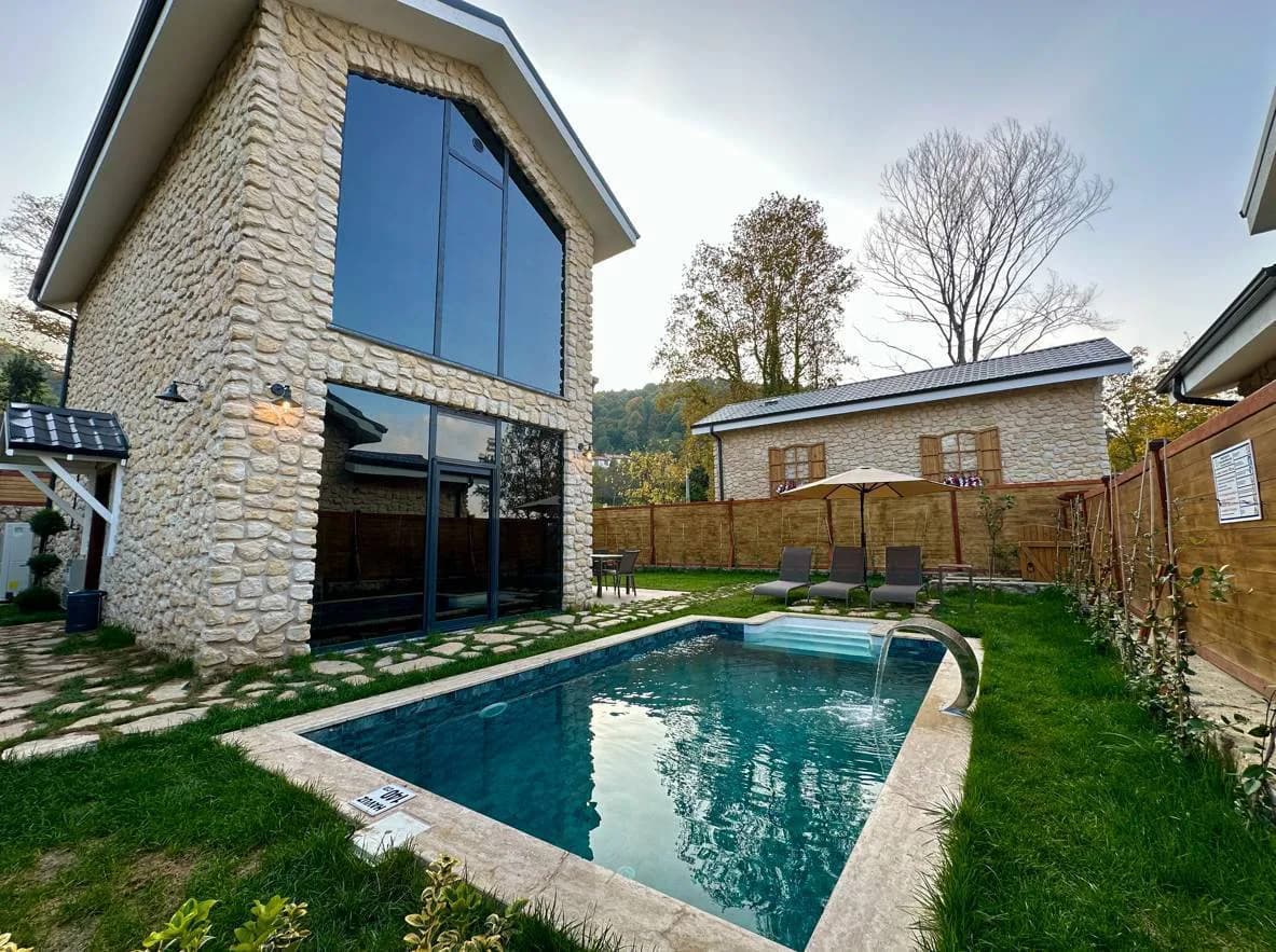 Sapanca Yanık'ta Aile Konaklamasına Uygun, Özel Havuzlu, 3+1 Villa görsel 1