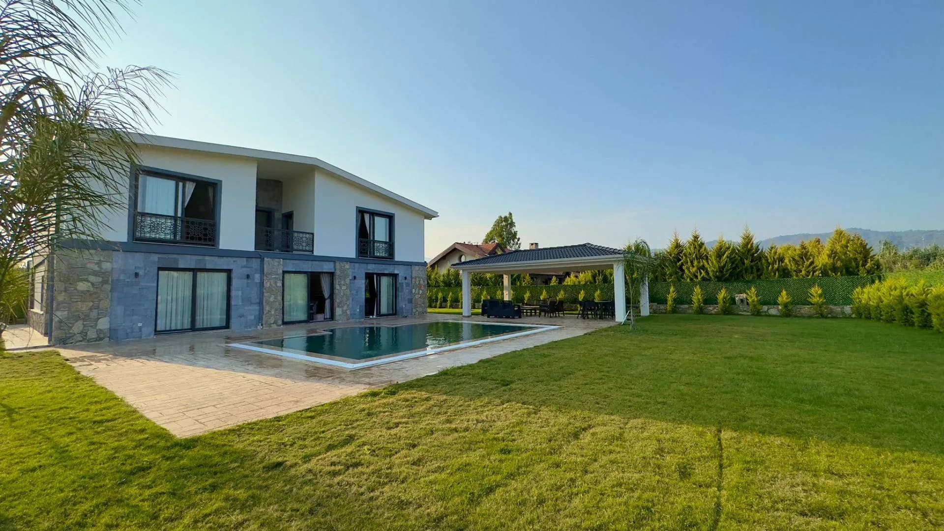 Fethiye Çiftlik'te Merkezi Konumda, Özel Havuzlu, Geniş Bahçeli Villa görsel 1