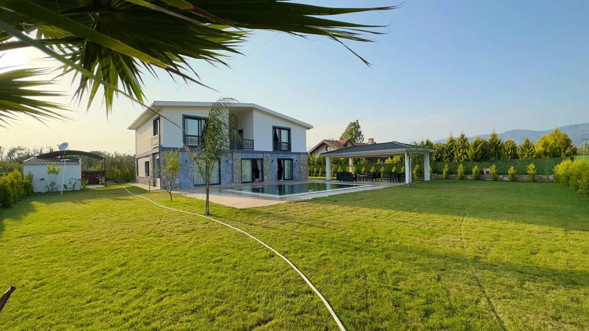 Fethiye Çiftlik'te Merkezi Konumda, Özel Havuzlu, Geniş Bahçeli Villa görsel 3