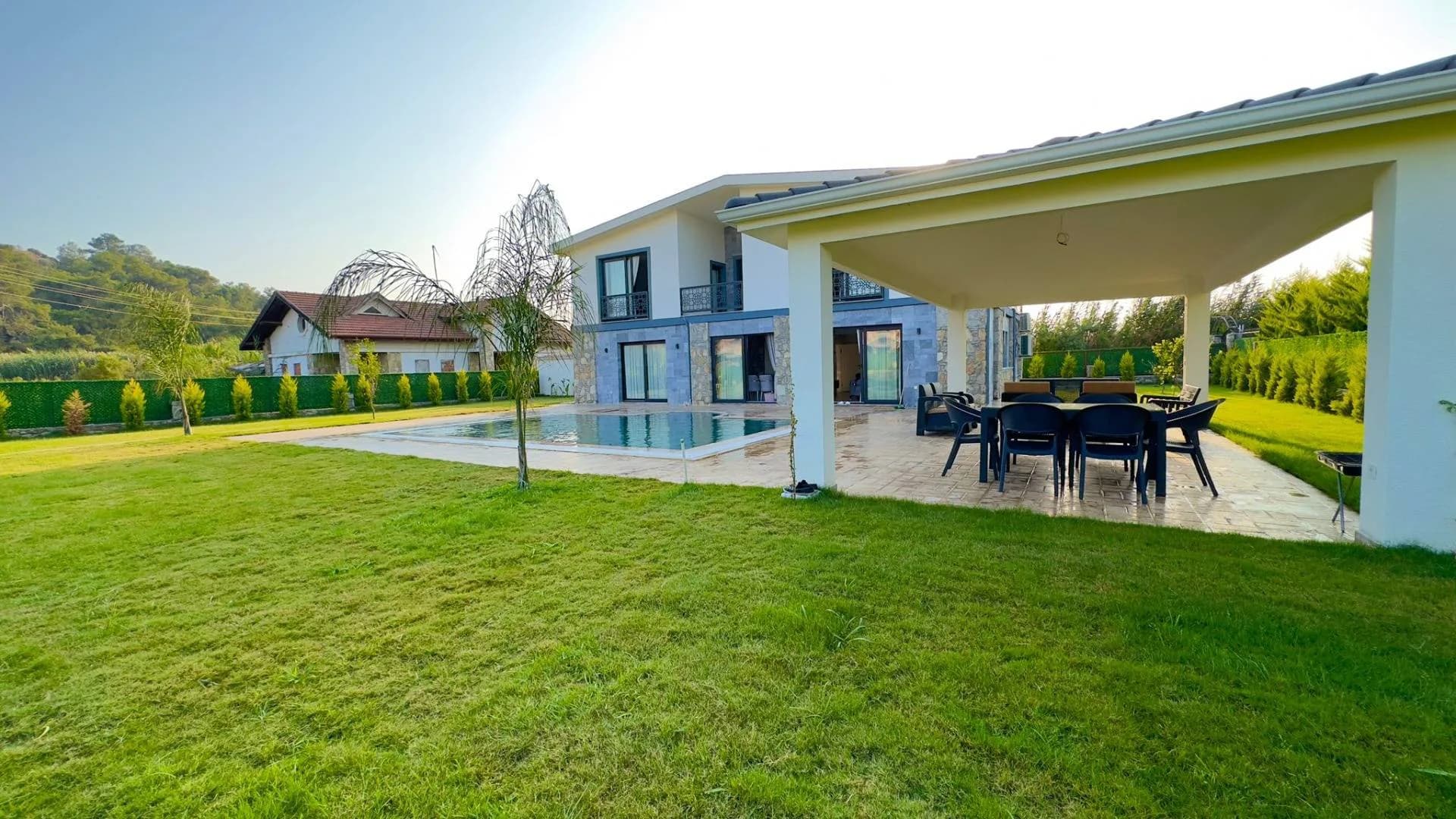 Fethiye Çiftlik'te Merkezi Konumda, Özel Havuzlu, Geniş Bahçeli Villa görsel 2