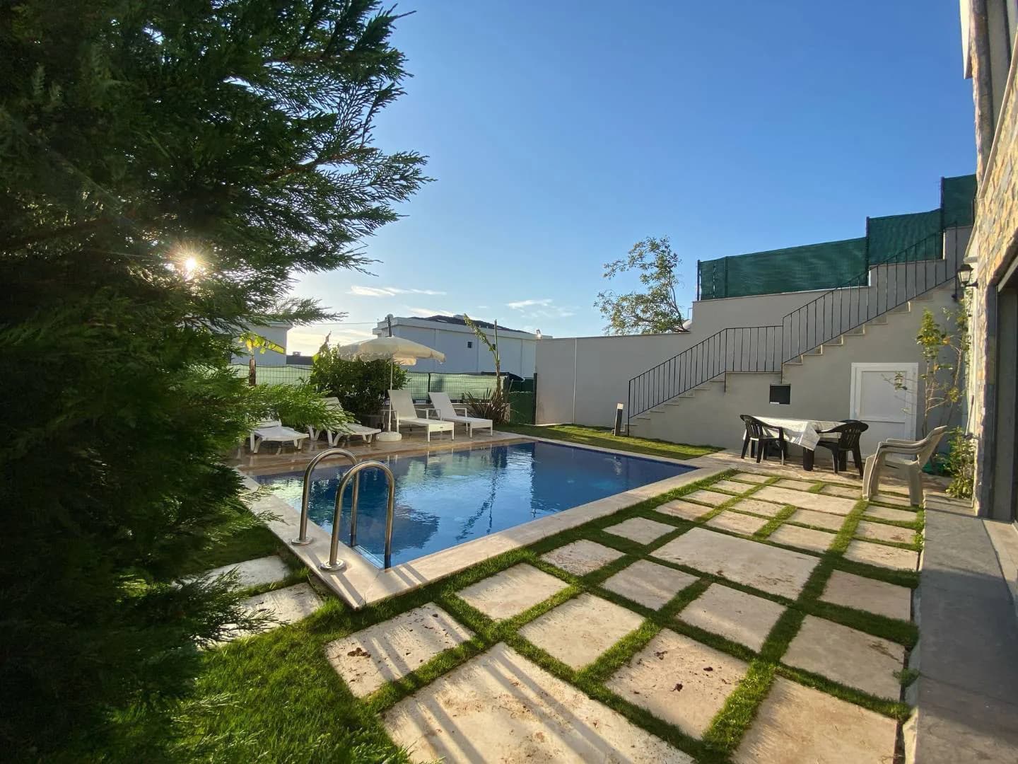 Çeşme Reisdere'de Geniş Bahçeli, Özel Havuzlu, Konforlu Villa görsel 3