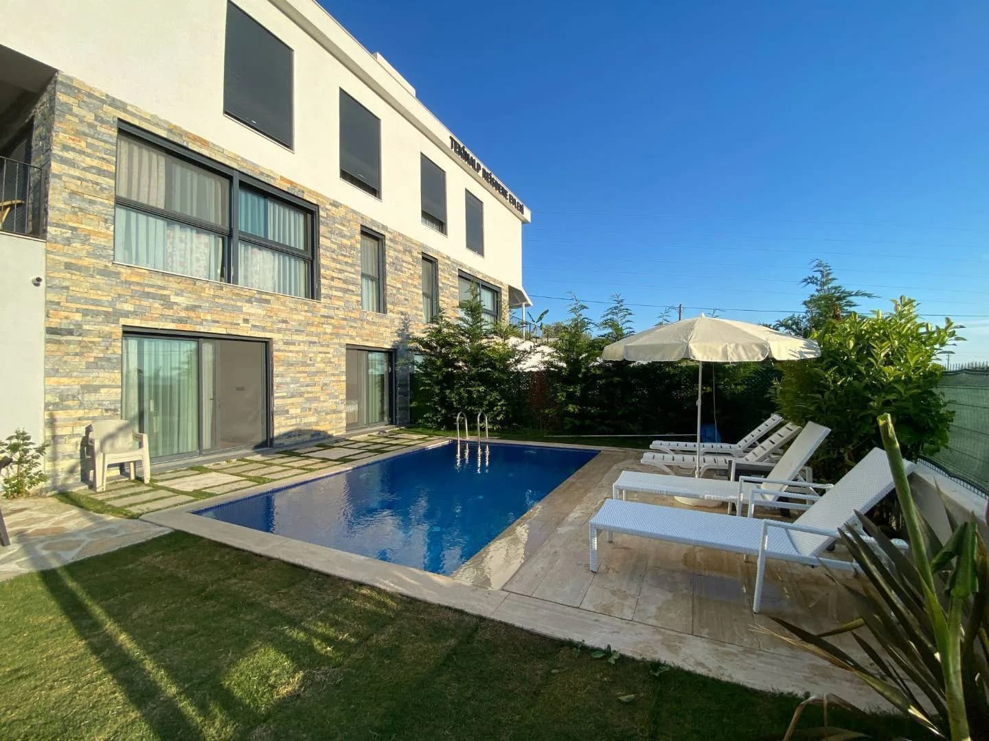 Çeşme Reisdere'de Geniş Bahçeli, Özel Havuzlu, Konforlu Villa görsel 2