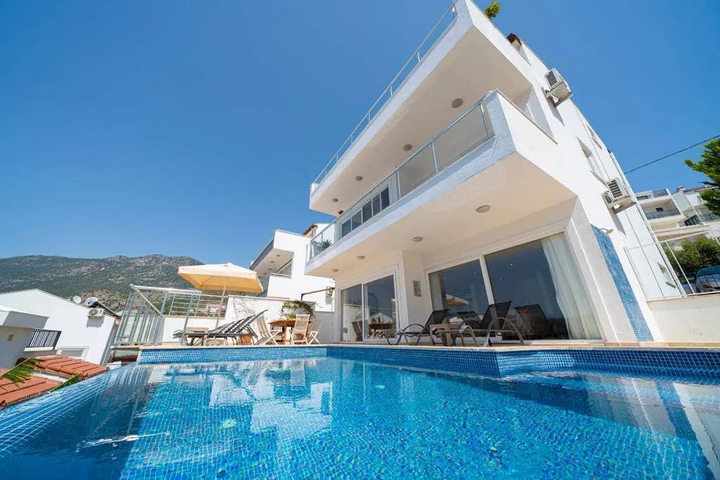 Kaş Kalkan'da Denize Yürüme Mesafesinde, Özel Havuzlu, Konforlu Villa görsel 1