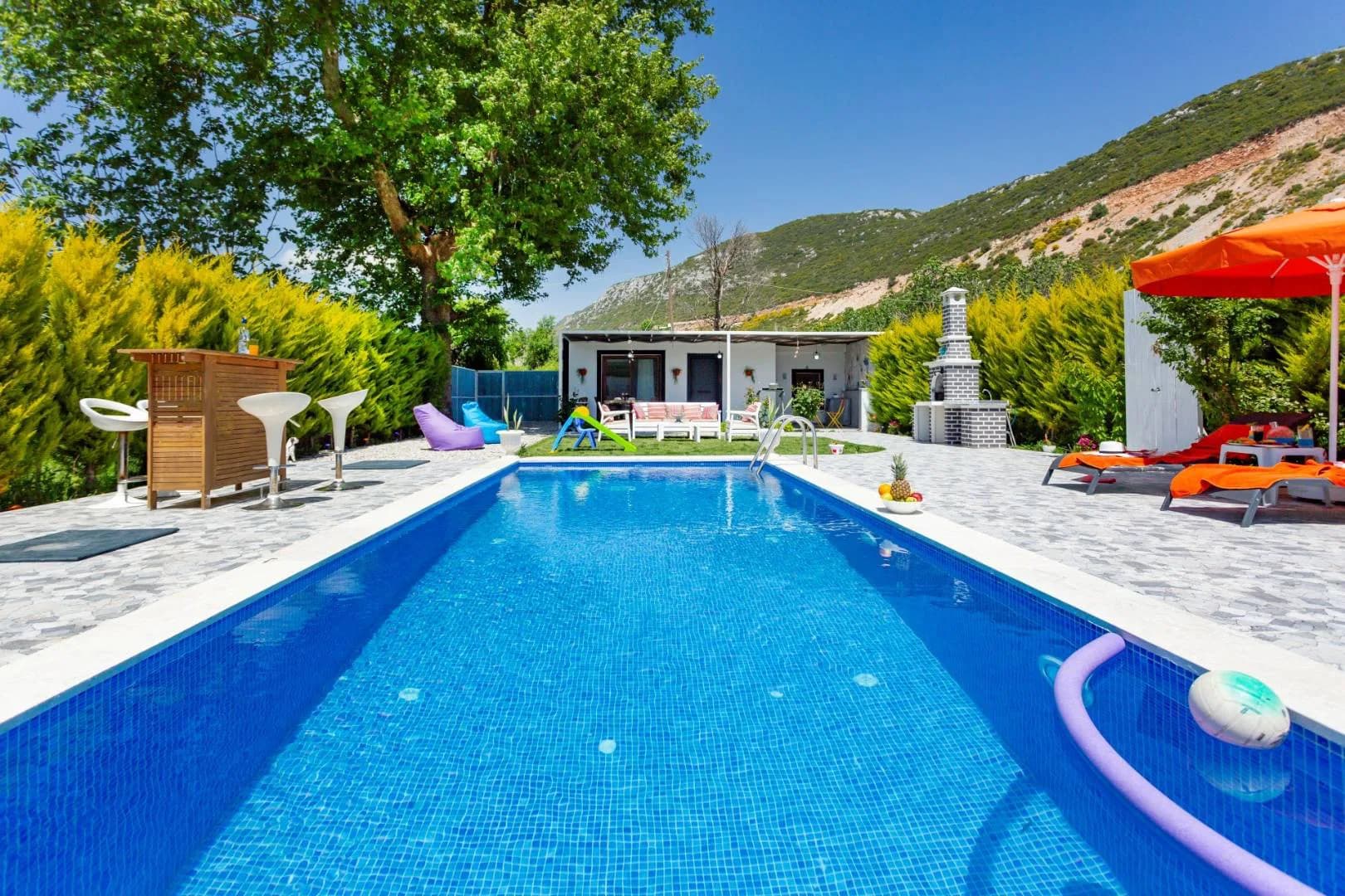 Kaş Bezirgan'da Minimalist Tasarımlı, Özel Havuzlu, Bahçeli Villa görsel 1