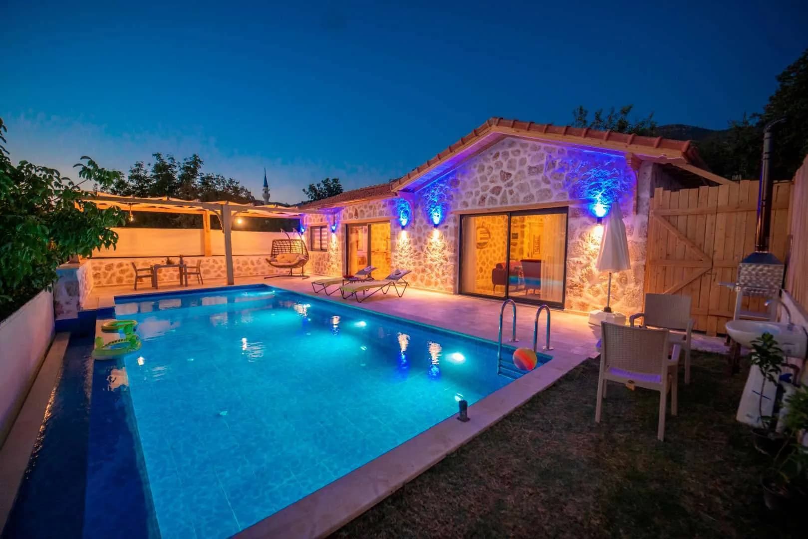Kaş Üzümlü'de Çiftlere Uygun, Özel Havuzlu, Otantik Tasarımlı Villa görsel 1