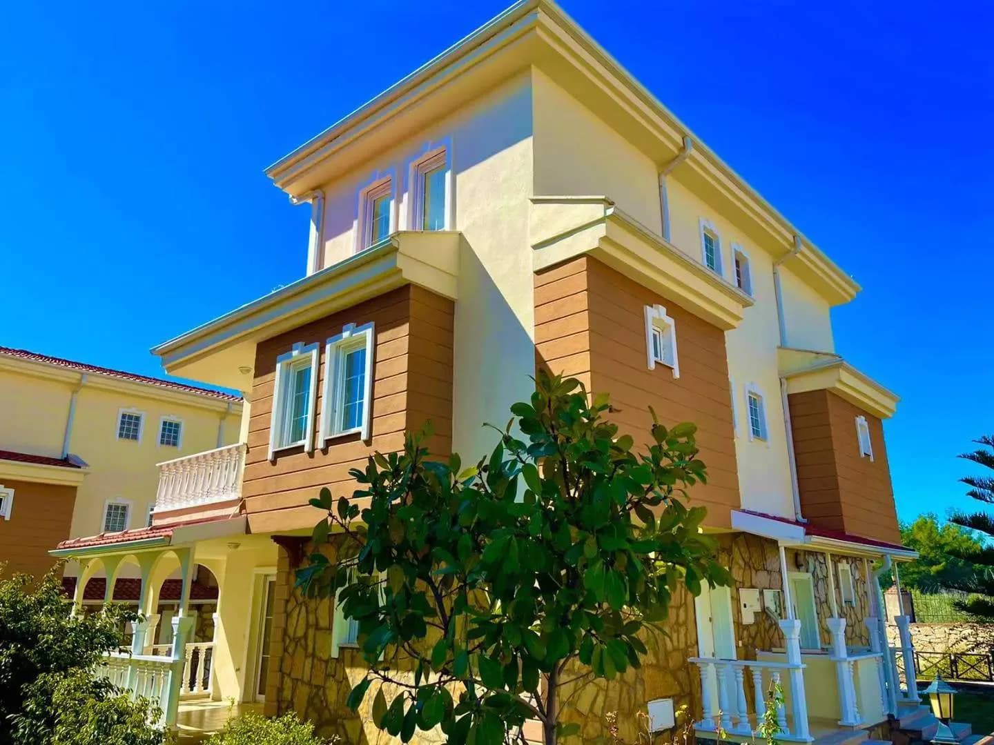 Alanya İncekum'da Site İçerisinde, Ortak Havuzlu, Bahçeli Villa görsel 1