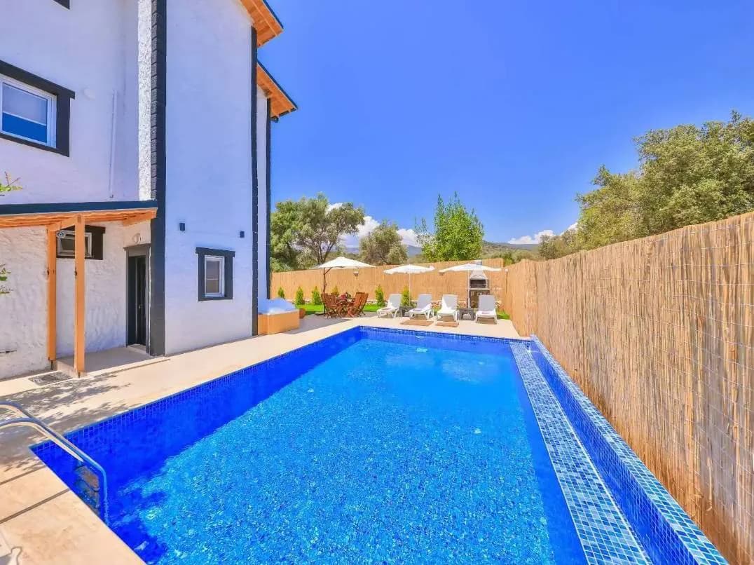Kaş Bayındır'da Geniş Bahçeli, Özel Havuzlu, Kiralık Villa görsel 1