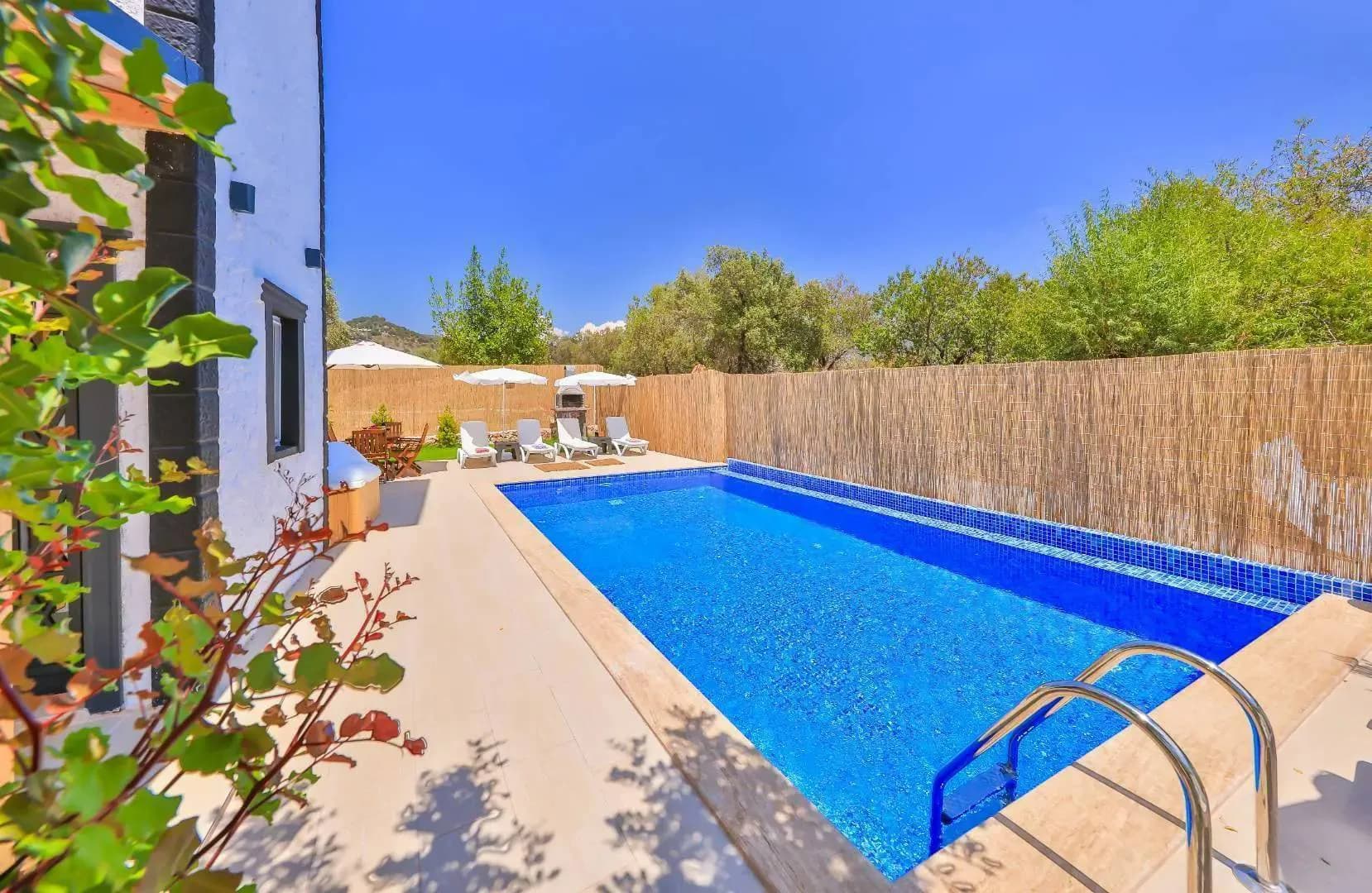 Kaş Bayındır'da Geniş Bahçeli, Özel Havuzlu, Kiralık Villa görsel 3