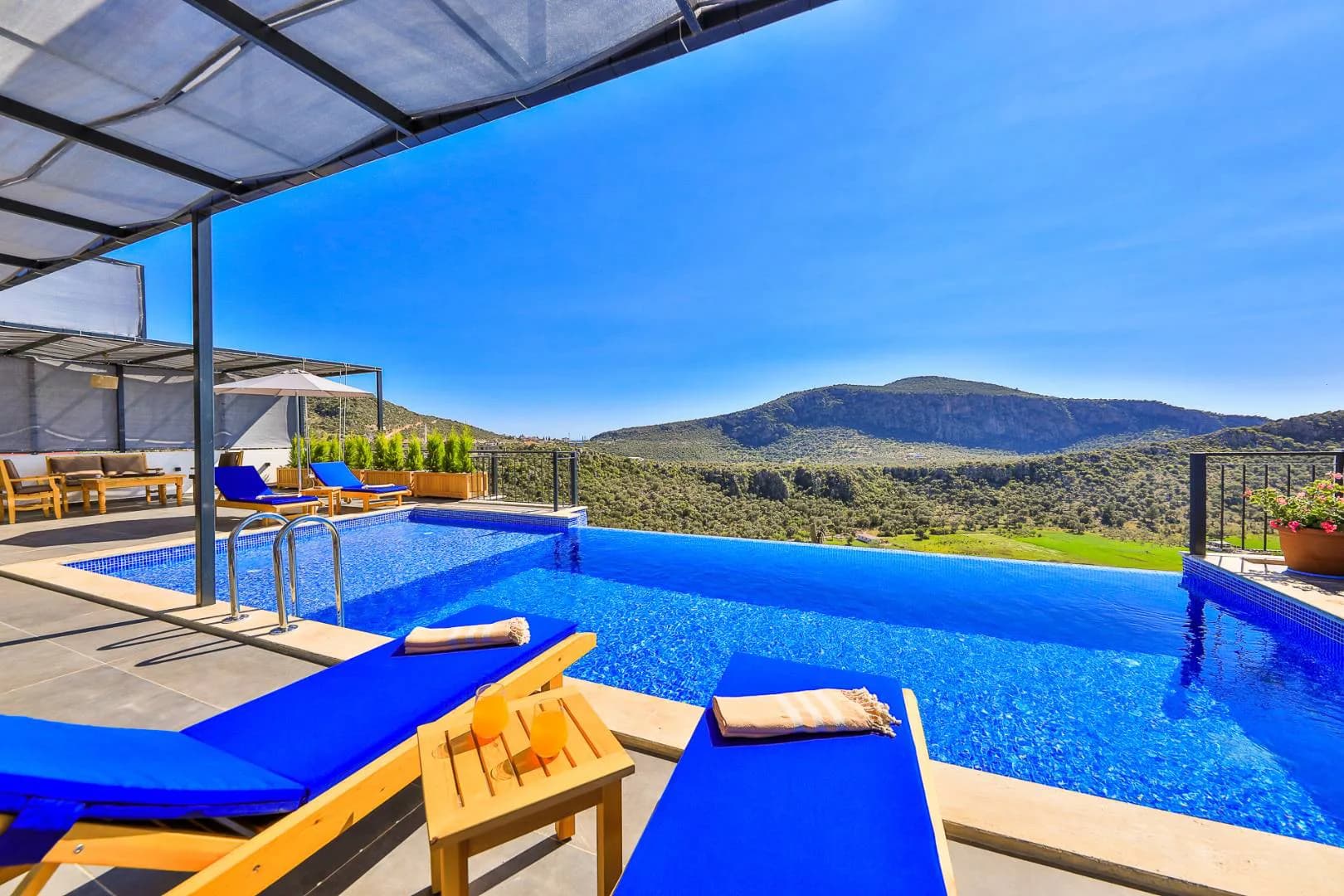 Kaş Bezirgan'da Orman Manzaralı, Saunalı, Kiralık Villa görsel 1