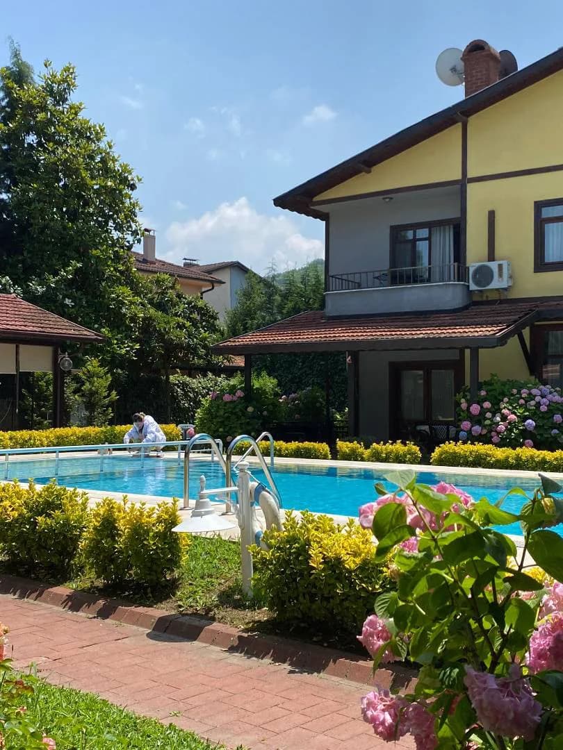 Sapanca'da Kalabalık Ailelere Uygun, Ortak Havuzlu, Modern Tatil Evi görsel 2